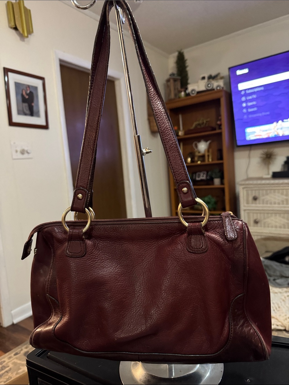 Women's Aigner Burgundy Leather Shoulder Bag with Gold Hardware - Picture 3 of 7